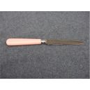 couteau steak de Nogent, manche couleur rose, lame crantee